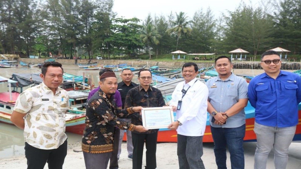 Pemkab Bangka Tengah terima bantuan perahu wisata dari PT Angkasa Pura II, Kamis (20/7/2023). (ANTARA/Ahmadi)