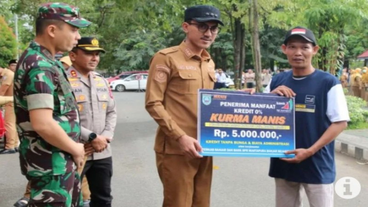 Bupati Banjar Saidi Mansyur saat menyerahkan bantuan dana untuk mendukung program Kurma Manis yang dilakukan Pemkab Banjar guna membantu usaha dan perekonomian masyarakat di Kabupaten Banjar. (ANTARA/HO-Kominfo Kabupaten Banjar)