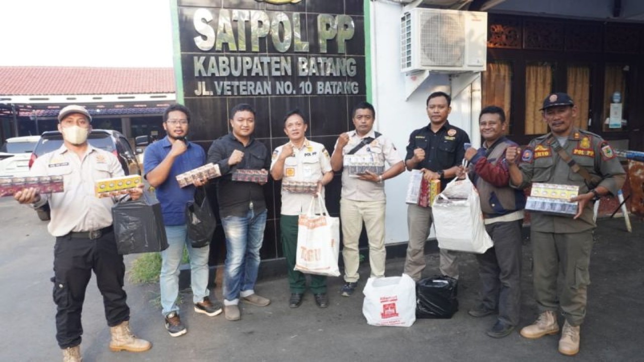 Petugas Satpol Pamong Praja Kabupaten Batang dan Bea Cukai Tegal memperlihatkan hasil penyitaan 15.560 batang rokok tanpa cukai, Sabtu (22/7/2023). ANTARA/HO-Humas Kabupaten Batang.