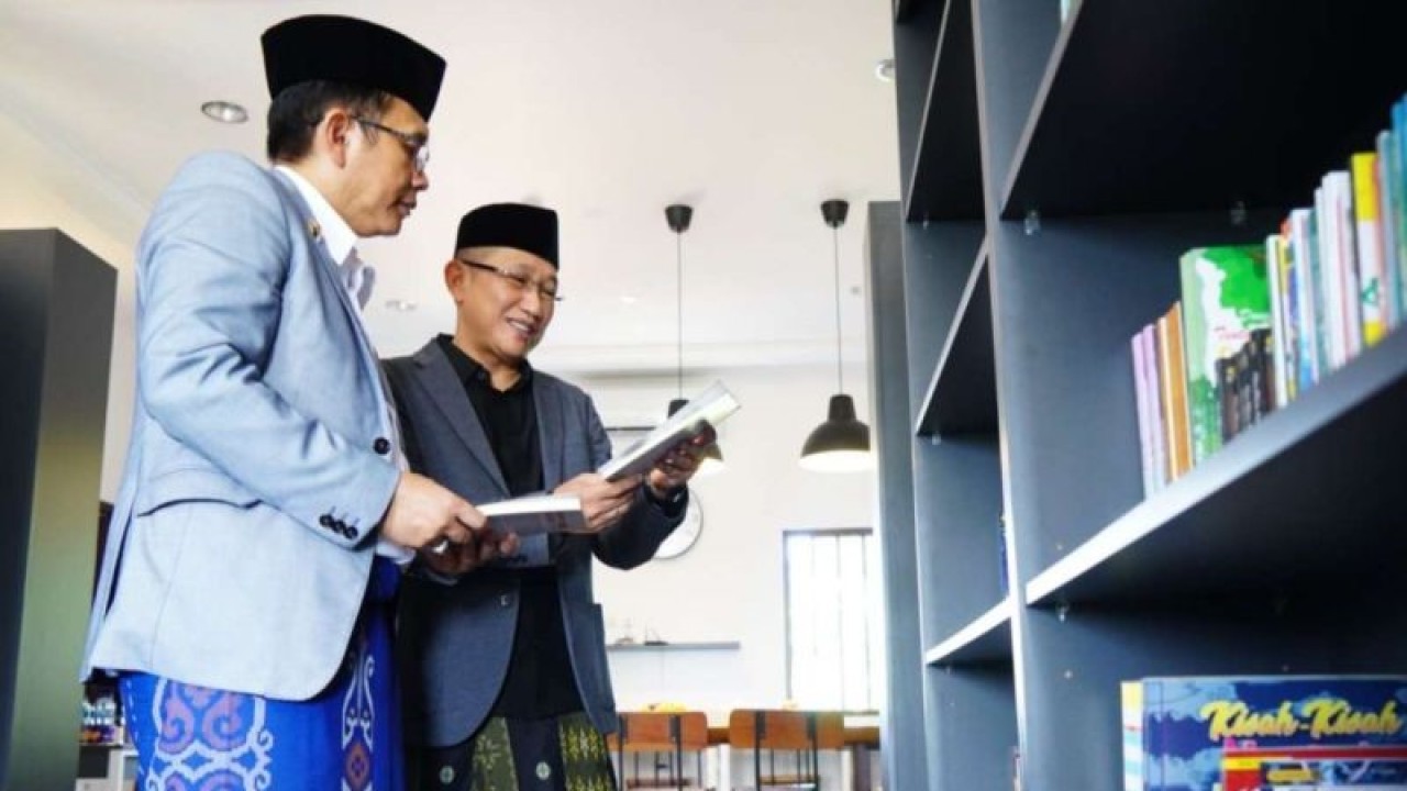 Penjabat Bupati Bekasi Dani Ramdan saat mengunjungi Rumah Belajar Guru Mardjun di Kampung Babakan, Kecamatan Cibarusah, Kabupaten Bekasi pada Kamis (29/6/2023). (ANTARA/Istimewa).