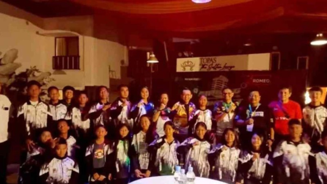 Penjabat Bupati Bekasi Dani Ramdan saat mengunjungi tempat istirahat atlet Popda Jawa Barat 2023 di Hotel Tapos Kota Bandung pada Minggu (2/7/2023). (ANTARA/Pradita Kurniawan Syah).