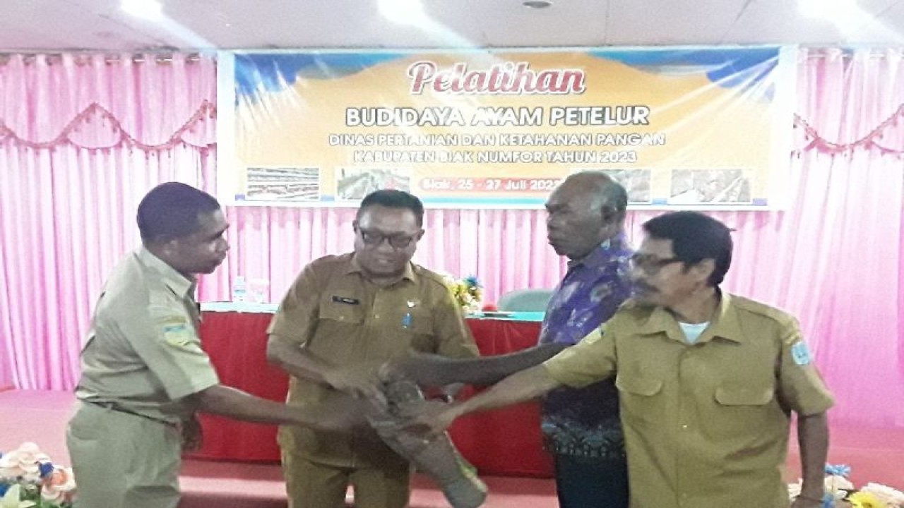Plt Sekda Biak Numfor Papua ZL Mailoa didampingi Plt Kadis Pertanian Immanuel Naap membuka pelatihan berternak ayam bagi 75 pelaku usaha orang asli Papua,Selasa (25/7). ANTARA/Muhsidin