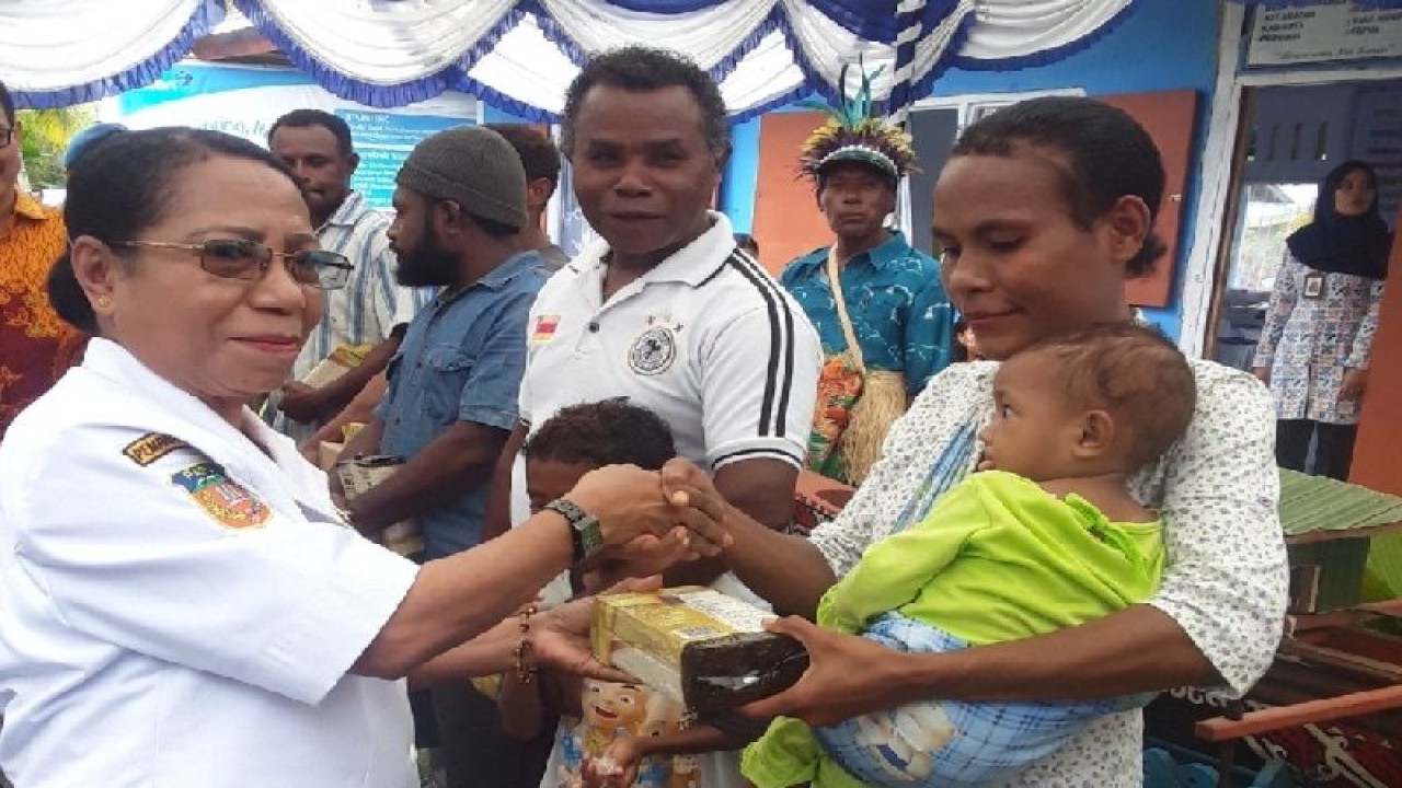 Kepala Dinas Pemberdayaan Perempuan Perlindungan Anak dan Keluarga Berencana Johanna Nap memberikan paket makanan sehat untuk anak dalam upaya menurunkan kasus stunting pada anak di Kabupaten Biak Numfor,Papua.ANTARA/Muhsidin