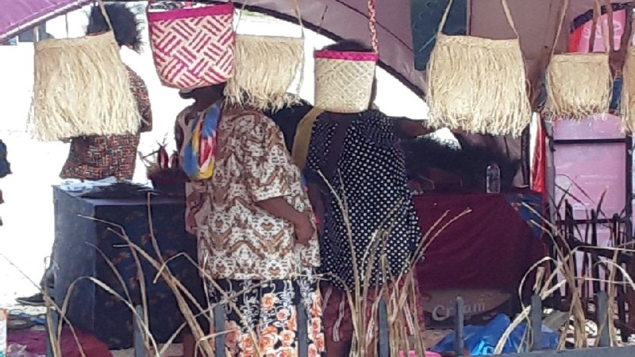 Penjualan tas noken karya pelaku usaha Biak Numfor pada pameran UMKM Festival Biak Munara Wampasi 1-8 Juli 2023 di Biak.ANTARA/Muhsidin