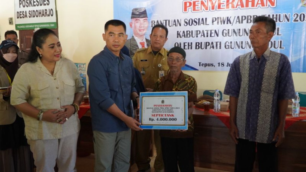 Bupati Gunungkidul Sunaryanta memberikan bantuan sanitasi secara simbolis kepada keluarga penerima manfaat. (ANTARA/HO-Humas Pemkab Gunungkidul)