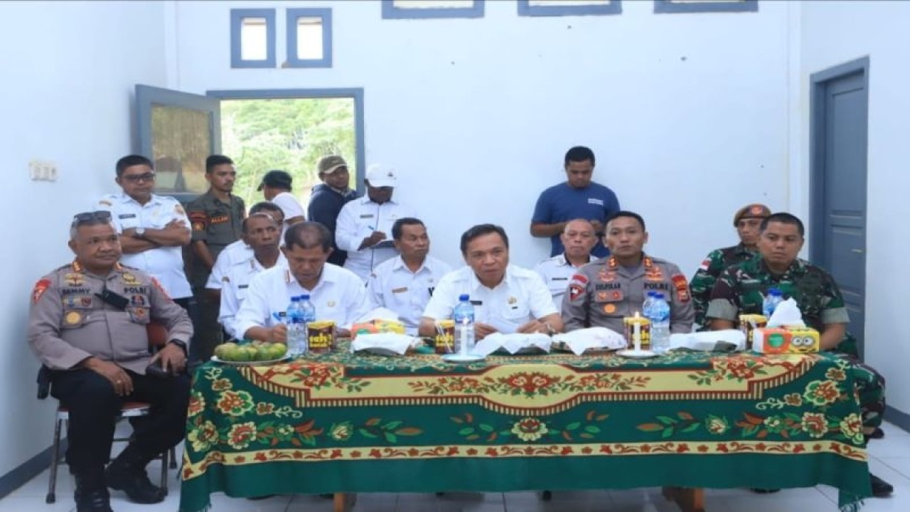 Penjabat Bupati Halteng, Ikram Malan Sangaji bersama Forkompimda menggelar pertemuan bersama tokoh agama dan tokoh masyarakat setempat, Senin (17/7/2023). ANTARA/Abdul Fatah.