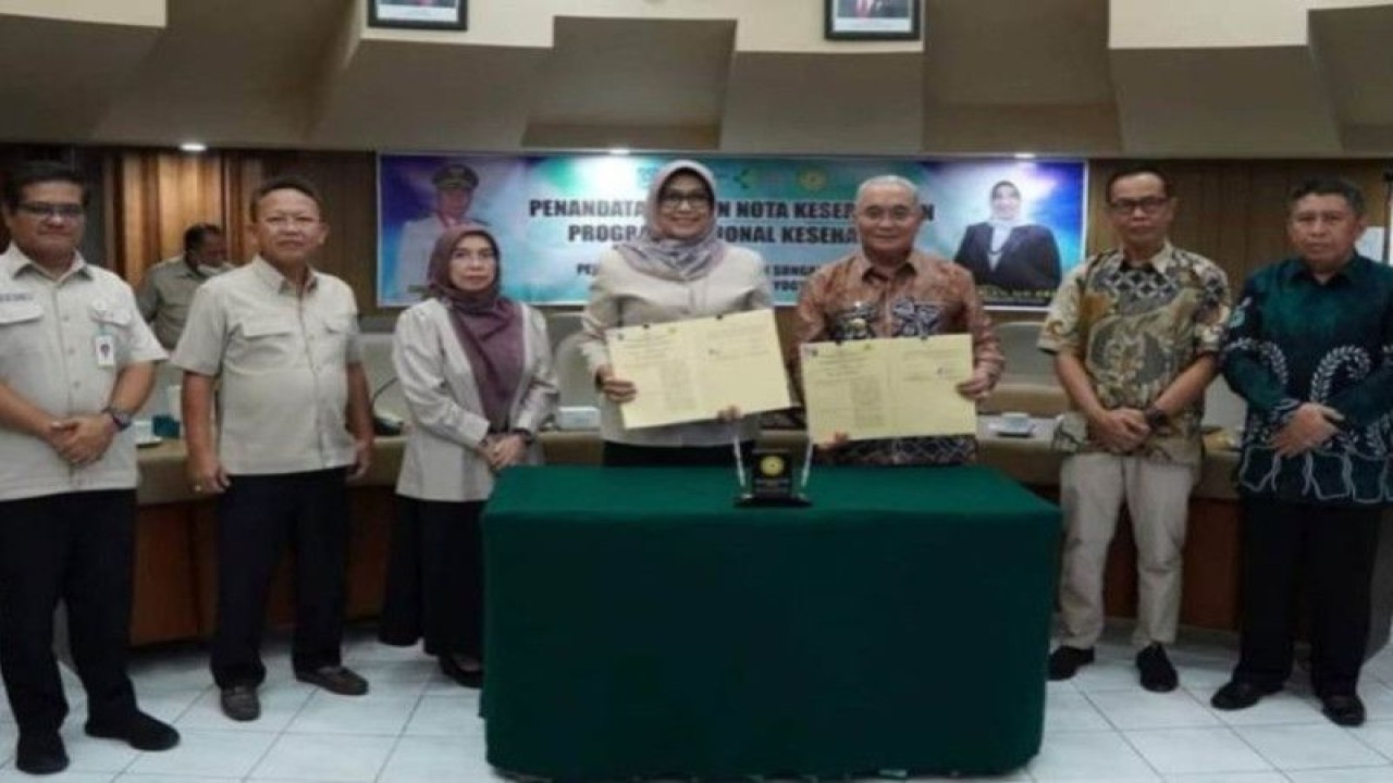 Penandatanganan nota kesepahaman pelaksanaan program kesehatan nasional SHK Pemerintah Kabupaten Hulu Sungai Selatan dengan RSUP Dr Sardjito, di Gedung Administrasi Pusat RSUP Dr Sardjito, Yogyakarta, Senin (3/7/2023). (ANTARA/HO-Prokopim Setda HSS)