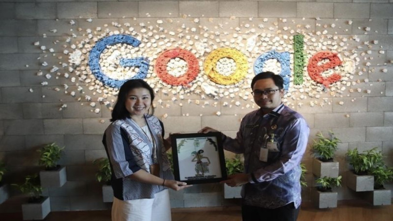 Bupati Hulu Sungai Tengah (HST) Aulia Oktafiandi (kanan) saat memberikan cendera mata kepada Country Lead Google for Education Indonesia Olivia Husli Basrin (kiri) di Kantor Google Indonesia, Jakarta. (ANTARA/HO-Pemkab HST)