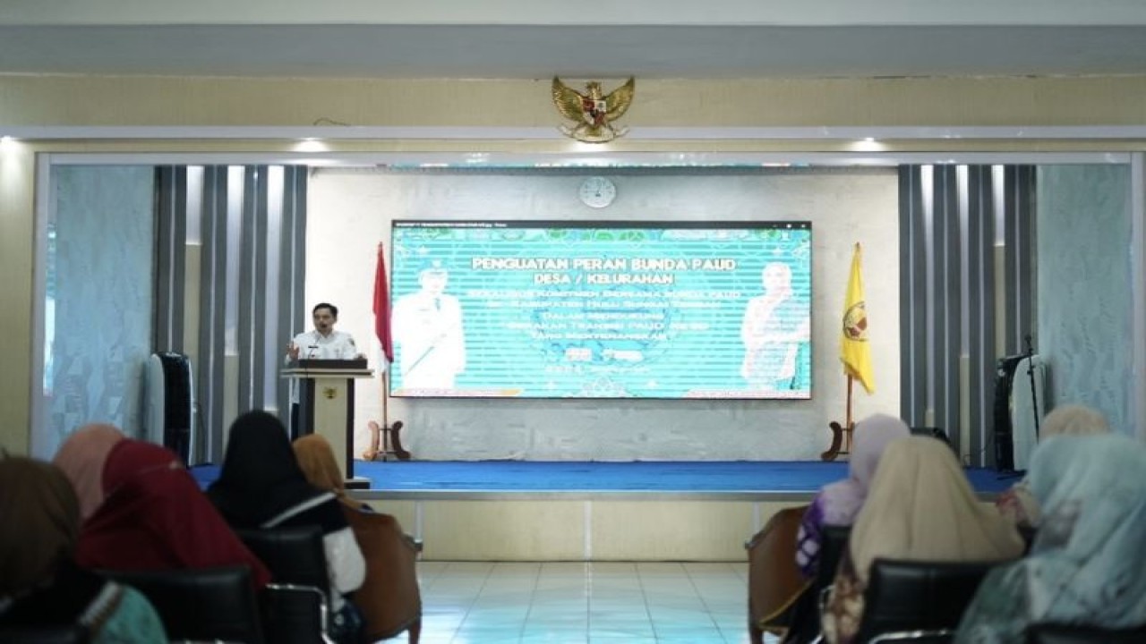 Bupati Hulu Sungai Tengah (HST) Aulia Oktafiandi saat memberikan sambutan pada acara Penguatan Peran Bunda PAUD di Barabai, Kabupaten Hulu Sungai Tengah, Kalimantan Selatan, Rabu (5/7/2023). (ANTARA/HO-Pemkab HST)