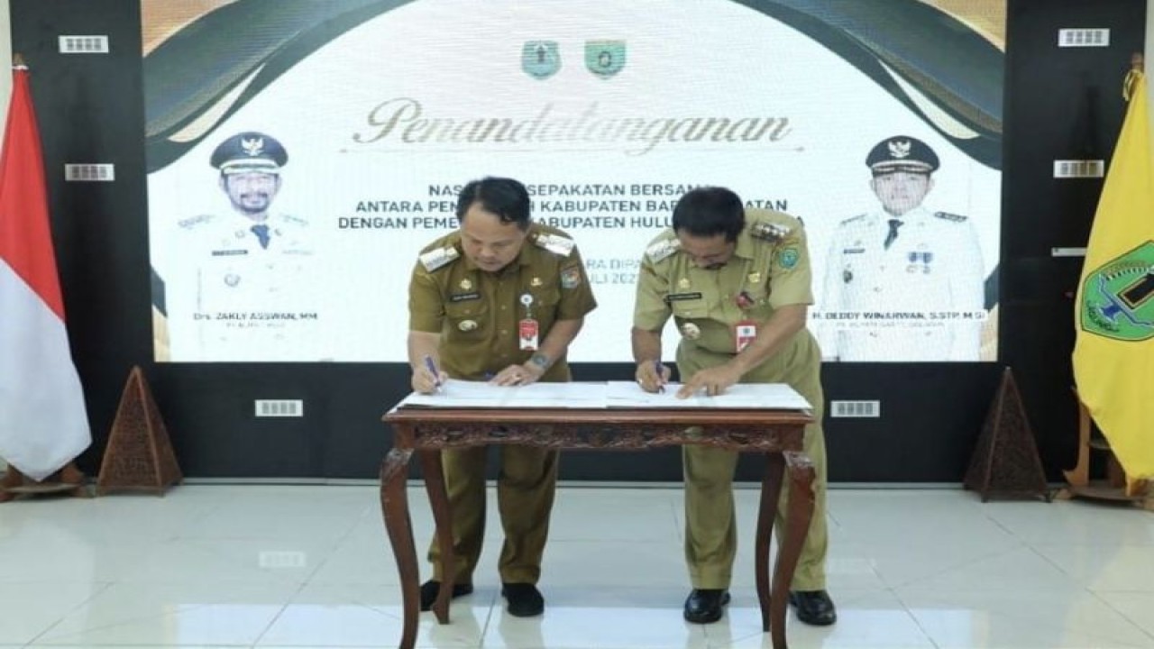 Pj. Bupati Hulu Sungai Utara (HSU) Kalsel Zakly Asswan (kanan) dan Pj. Bupati Barito Selatan Kalteng Deddy Winarman (kiri) melakukan penandatanganan naskah kesepakatan kerjasama antar kabupaten, di Amuntai, Hulu Sungai Utara, Kalimantan Selatan, Selasa (11/7/2023). (ANTARA/HO-Pemkab HSU)