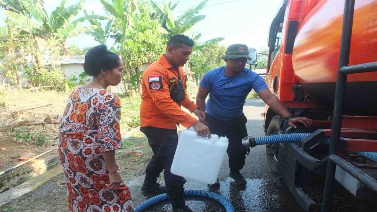 Ilustrasi-BPBD Jember menyalurkan bantuan air bersih kepada warga yang mengalami kekeringan di Kelurahan Bintoro, Kecamatan Patrang, Kamis (20/6/2023). (ANTARA/Zumrotun Solichah)