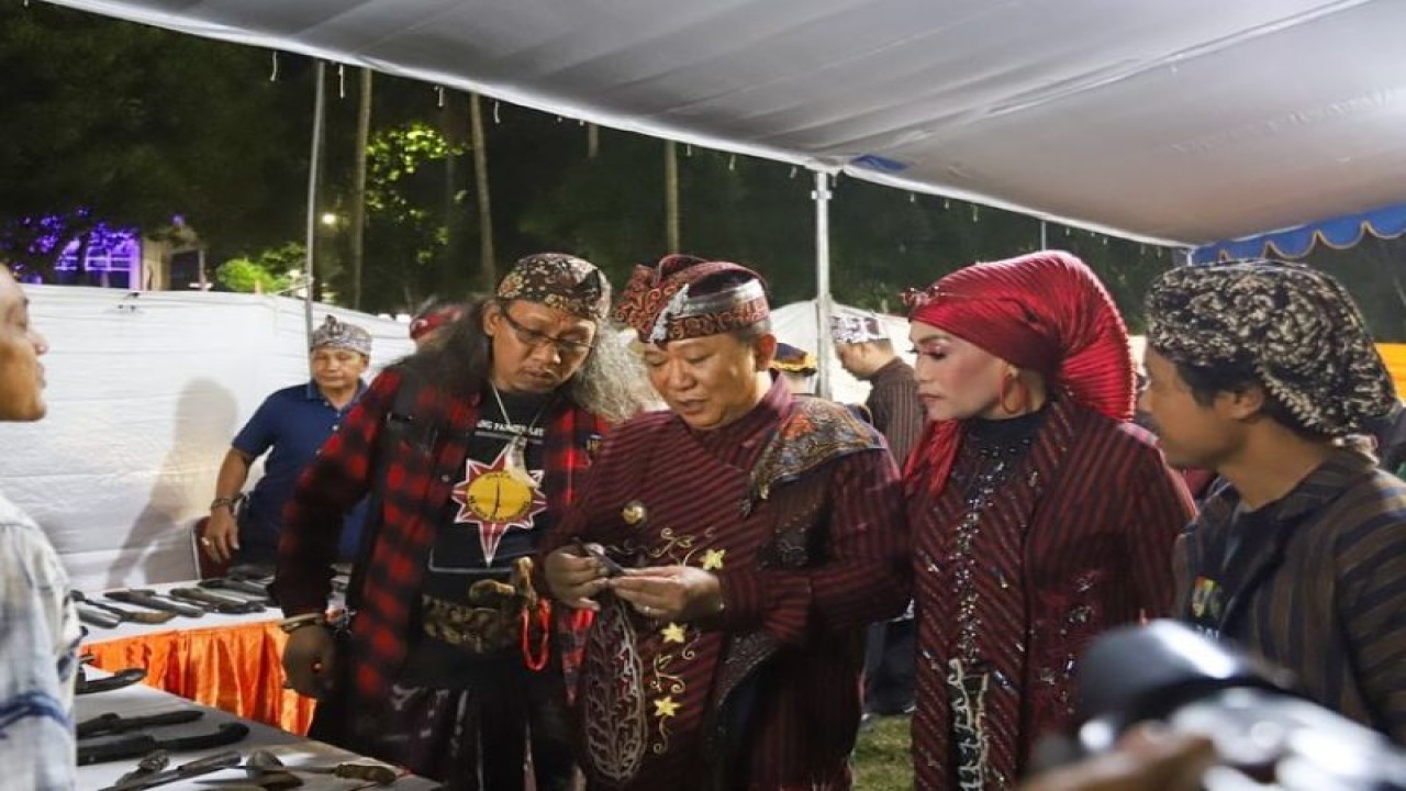 Bupati Jember Hendy Siswanto didampingi Ketua TP PKK Jember Kasih Fajarini melihat stand pameran barang antik di alun-alun Jember, Ahad (16/7) malam. (ANTARA/HO-Diskominfo Jember)
