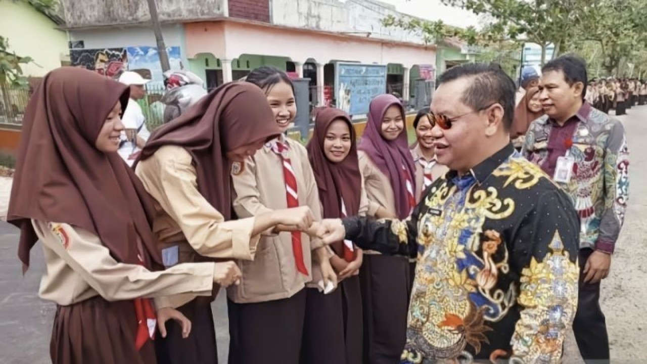 Bupati Halikinnor dan Sekretaris Daerah Fajrurrahman tampak akrab dengan ratusan pelajar yang menyambut mereka saat meninjau perbaikan jalan di kawasan pendidikan Jalan Ki Hajar Dewantara dan Gunung Kerinci, (20/7/2023). (ANTARA/Norjani)