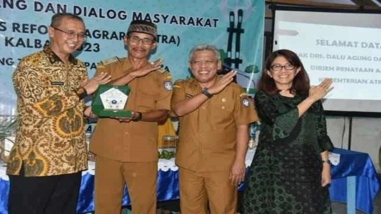 Bupati Kubu Raya Muda Mahendrawan saat mendampingi Tim GTRA Provinsi yang melakukan kunjungan lapang Penataan Akses Reforma Agraria di Desa Pematang Tujuh, Kecamatan Rasau Jaya, Kabupaten Kubu Raya (HO)