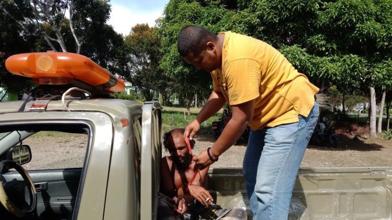 Personel Dinas Satpol PP Kabupaten Mukomuko mengamankan ODGJ yang berkeliaran di daerah ini, Jumat (25/11/2023) ANTARA/Ferri.