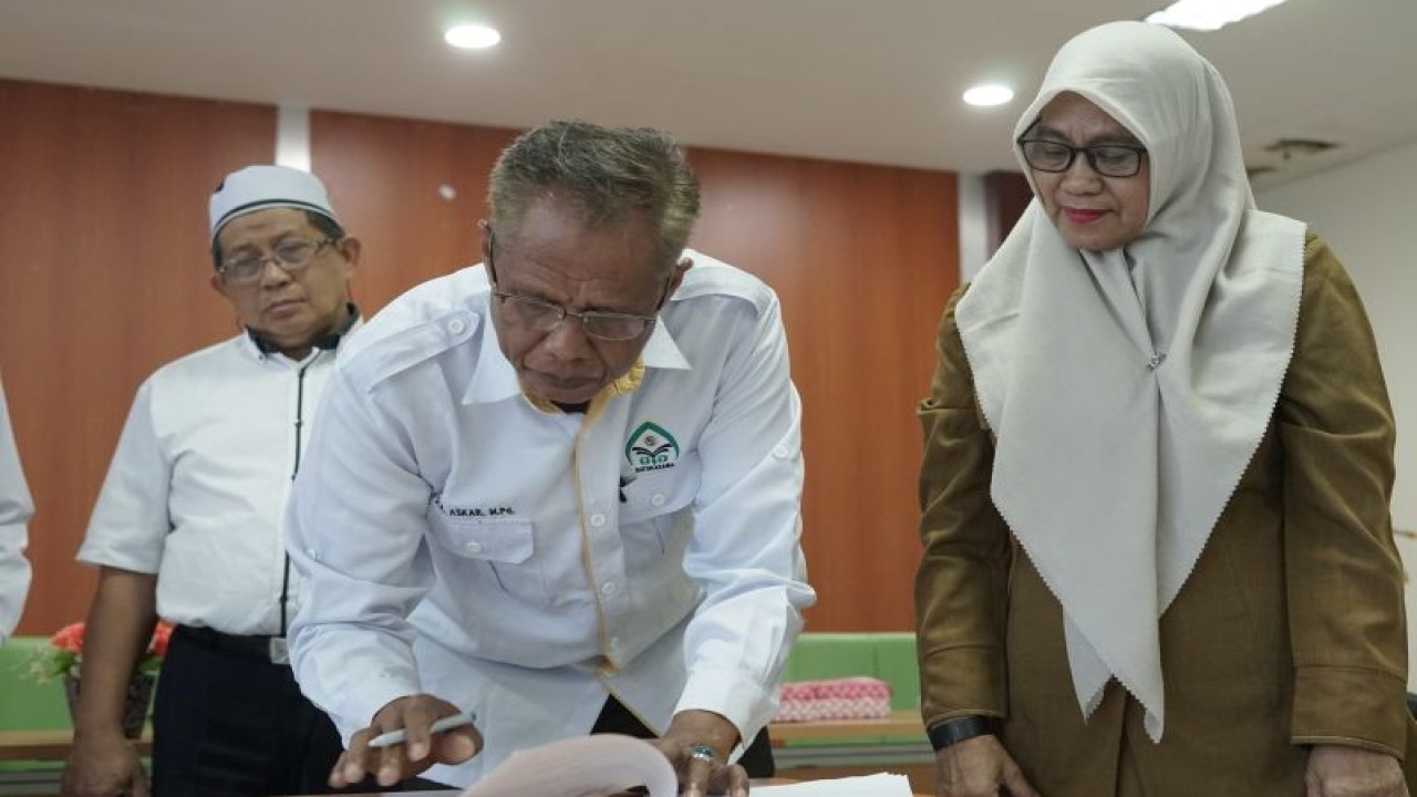 Dekan FTIK UIN Palu Doktor Askar menandatangani Perjanjian Kerja Sama (PKS) disaksikan oleh Kepala Dinas Pendidikan Kabupaten Parigi Moutong Sunarti, di Palu, Senin (3/7/2023) (ANTARA/HO-Kiswanto)
