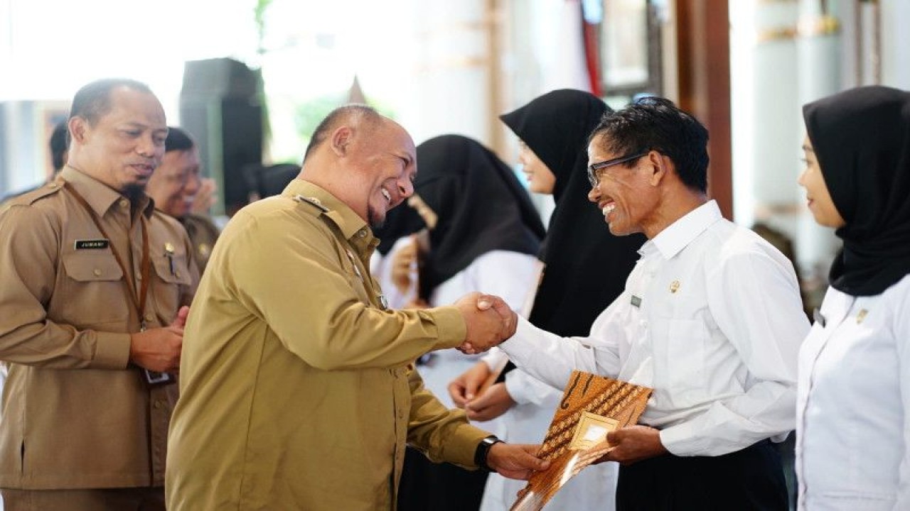 Penjabat Bupati Pati Henggar Budi Anggoro saat penyerahan SK PPPK jabatan fungsional (JF) formasi tahun 2022 di Pendopo Kabupaten Pati, Senin (3/7/2023). ANTARA/HO-Humas Pemkab Pati