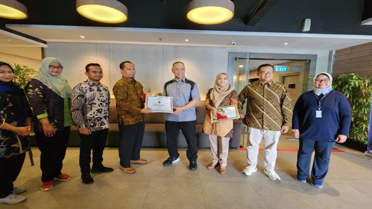 Sekretaris Daerah (Sekda) Pati Jumani menerima penghargaan program BerAKHLAK dari KemenPANRB bekerja sama dengan Accelerated Transformation Consulting International.(ANTARA/HO-Pemkab Pati.)
