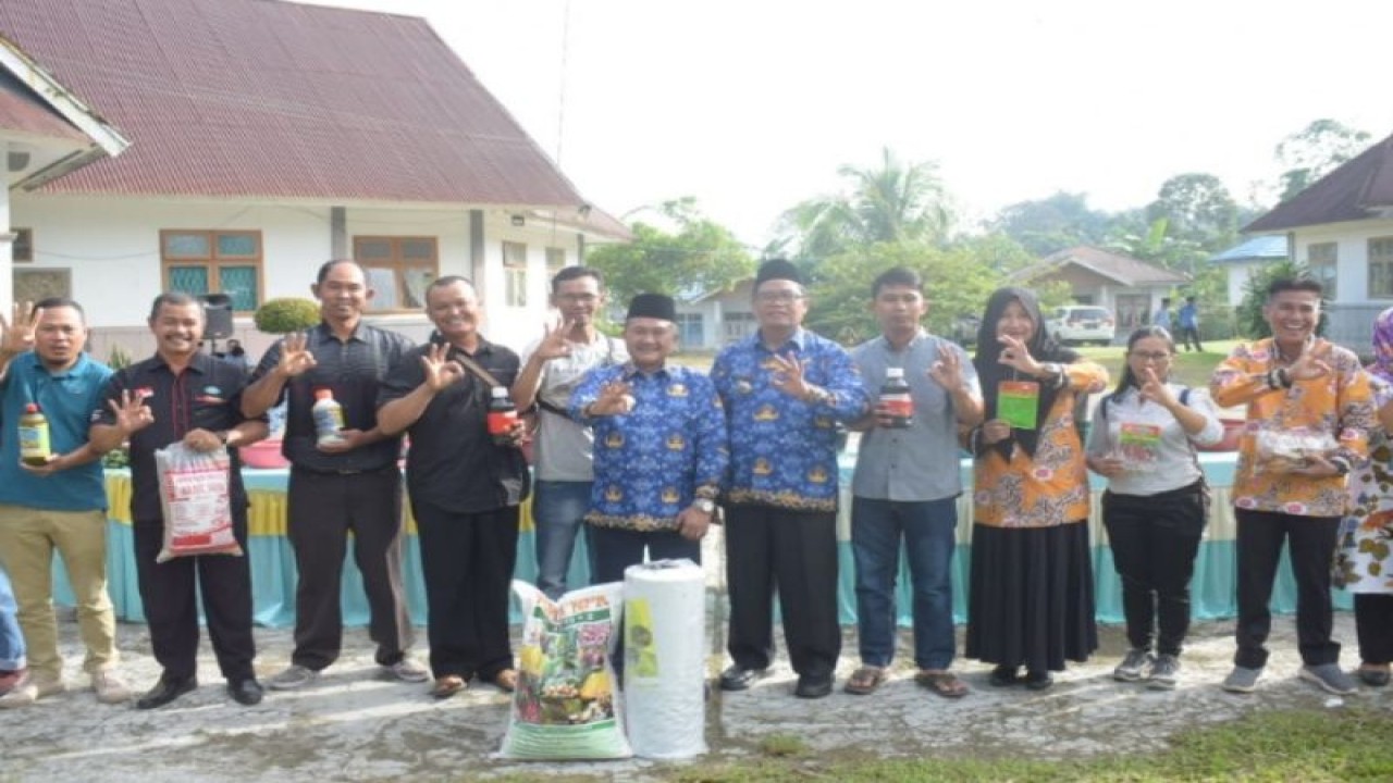 Penyerahan bantuan sarana produksi pertanian yang diterima petani di Kabupaten Rejang Lebong dari pemerintah pusat, Senin, (17/7/2023). ANTARA/HO-Diskominfo Rejang Lebong