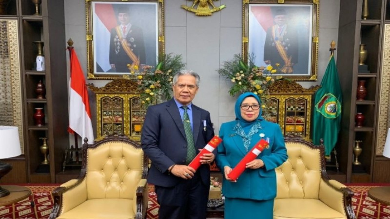 Penghargaan Bangga Kencana 2023 dari BKKBN pusat yang diterima Bupati Rejang Lebong Syamsul Effendi dan ketua TP-PKK Rejang Lebong Hartini Syamsul Effendi di Palembang, Sumsel, (4/7/2023). ANTARA/HO-DP3A-PPKB Rejang Lebong