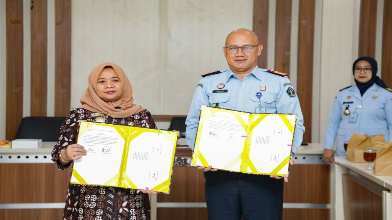 Bupati Sleman Kustini Sri Purnomo bersama Kepala Kanwil Kemenkumham DIY Agung Rektono Seto seusai melakukan penandatanganan Mou tentang Griya Abhipraya di Ruang Praja 2, Kantor Sekretariat Daerah Kabupaten Sleman, Senin (24/7/2023). ANTARA/HO-Bagian Prokopim Setda Sleman