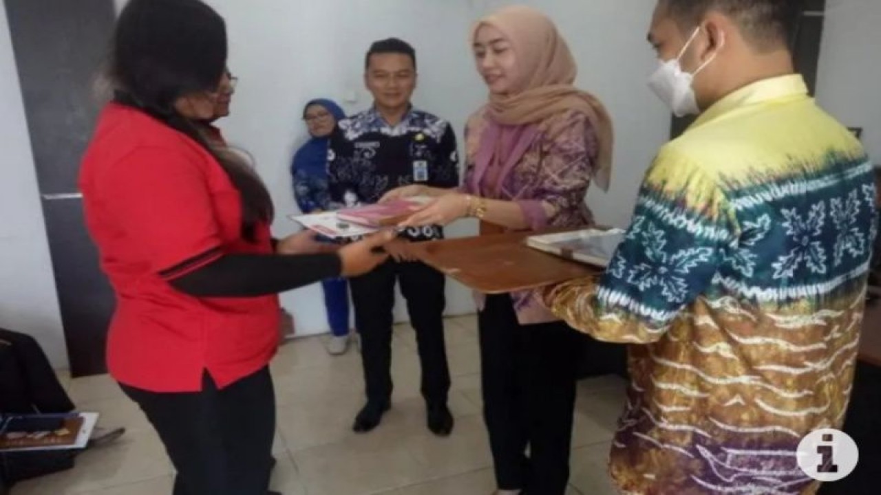 Kabid Pemberdayaan Masyarakat DPMPD Kabupaten Tabalong Yenny Septiani (tengah)menyerahkan bahan pelatihan kepada perwakilan pengelola BUMDes. (ANTARA/HO-DPMPD Tabalong)