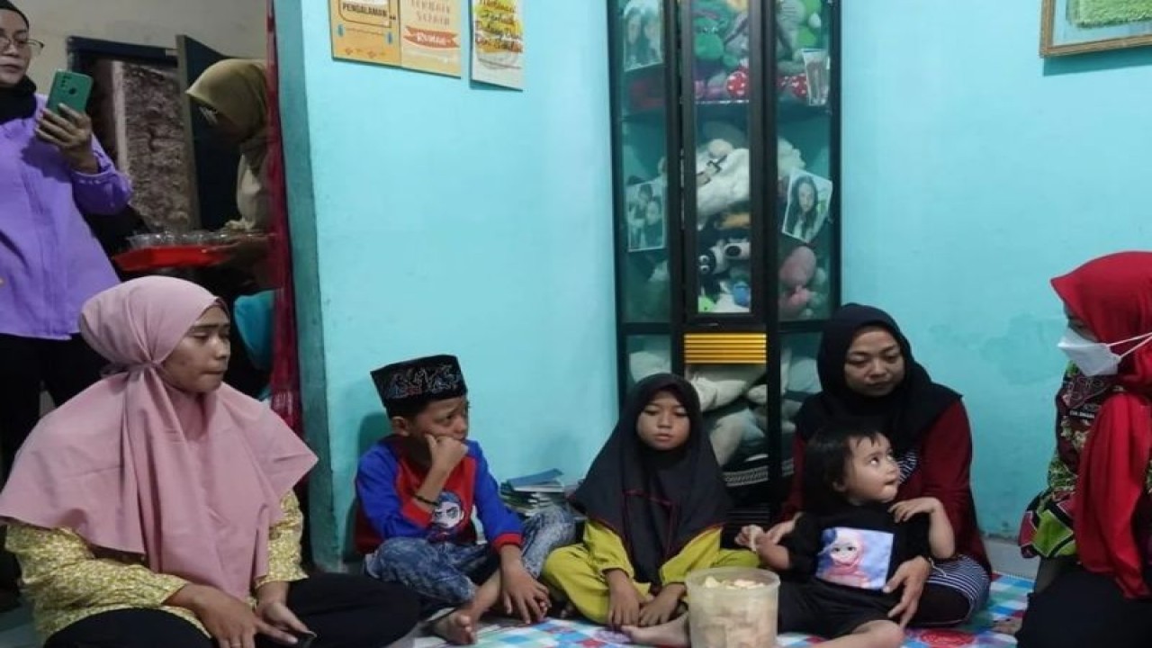 Wali Kota Bandarlampung Eva Dwiana (Hijab Merah) saat mengunjungi salah satu rumah duka korban yang terjatuh dari lift saat bekerja merenovasi sport area di salah satu sekolah swasta di Bandarlampung Az-Zahra. Bandarlampung, Jumat, (7/6/2023). (ANTARA/HO)