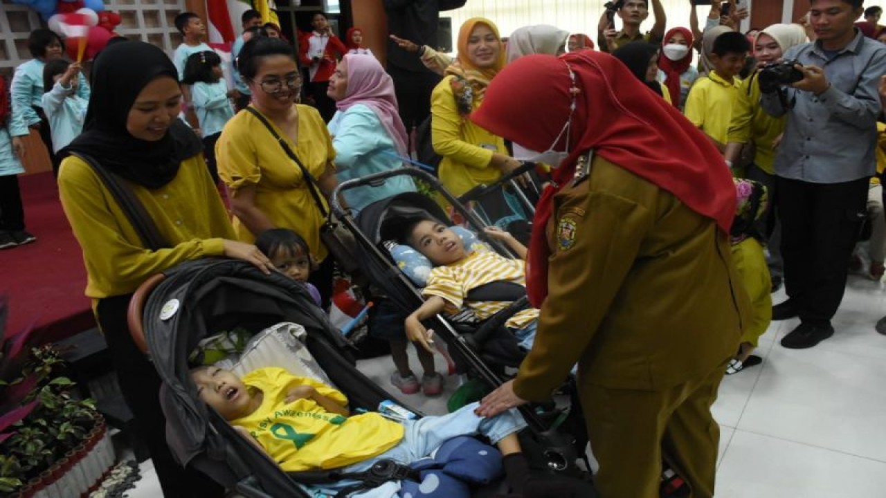 Wali Kota Bandarlampung Eva Dwiana saat memberi semangat kepada anak disabilitas dan orang tuanya. Bandarlampung, Senin, (31/7/2024). (ANTARA/HO-Humas Pemkot Bandarlampung)
