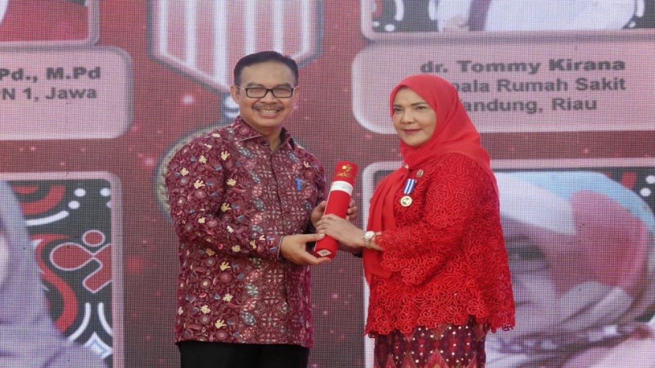 Wali Kota Bandarlampung Eva Dwiana (kanan) saat menerima penghargaan Manggala Karya Kencana dari Kepala Badan Kependudukan dan Keluarga Berencana Nasional (BKKBN) dr. Hasto Wardoyo (kanan). Bandarlampung, (6/5/2023). (ANTARA/HO-Humas Bandarlampung)