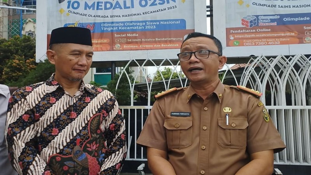 Kepala Dinas Permukiman Kota Bandarlampung Yusnadi Ferianto, mengunjungi Sekolah Az-Zahrah guna meminta keterangan terkait gedung yang sedang direnovasi sudah memiliki PBG atau belum. Bandarlampung, Selasa, (11/7/2023). (ANTARA/Dian Hadiyatna)