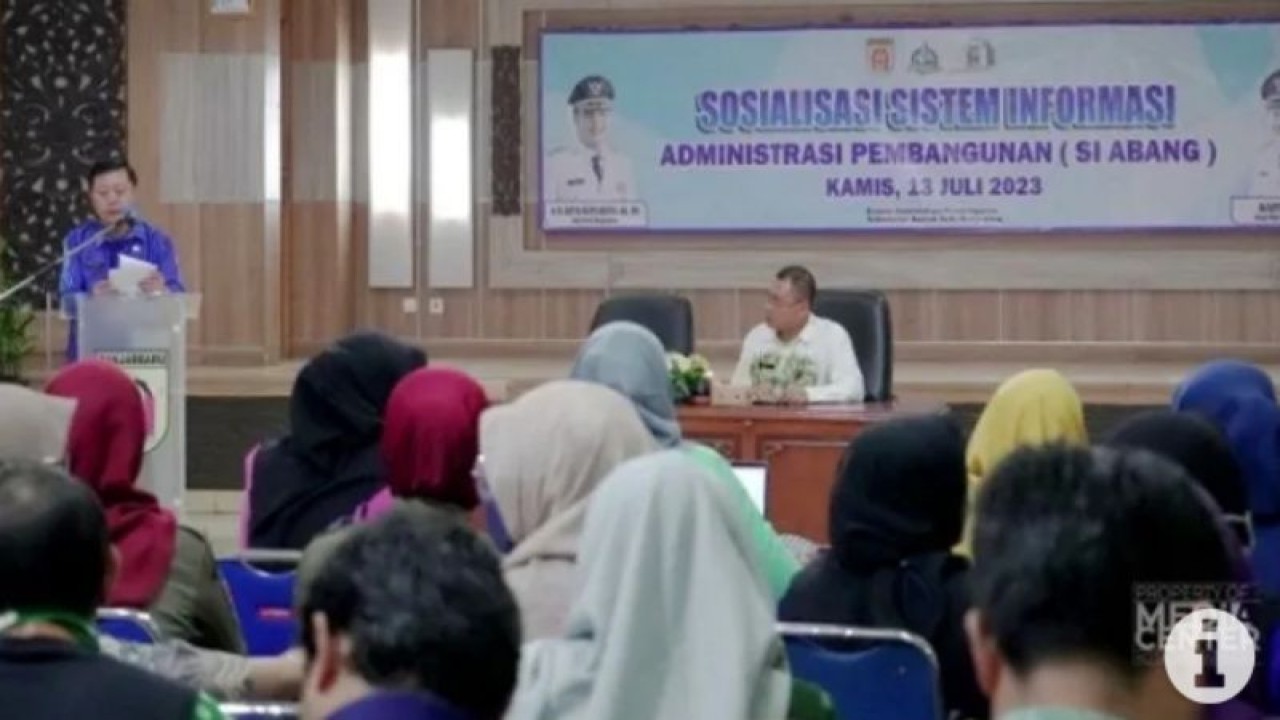 Asisten III Setdako Banjarbaru Agus Widjaja menyampaikan sambutan saat membuka sosialisasi aplikasi Sistem Informasi Administrasi Pembangunan (Si Abang) di Aula Linggangan Sekretariat DPRD Kota Banjarbaru, Jumat (14/7/2023). (ANTARA/HO-Medcen Kominfo Banjarbaru)