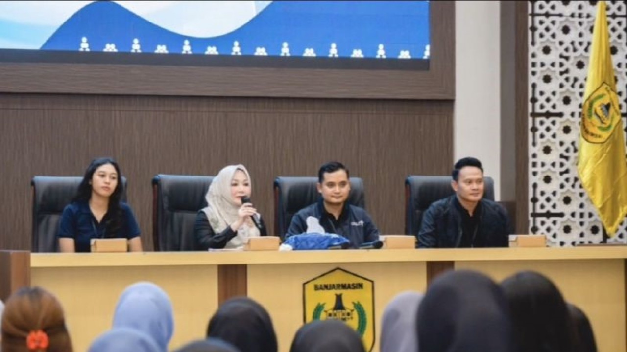 Kepala Bidang Pariwisata Dinas Kebudayaan, Pemuda, Olahraga dan Pariwisata (Disbudporapar) Kota Banjarmasin Fitriah (kedua kiri) saat memimpin jalannya Technical Meeting seleksi Nanang Galuh Banjar Kota Banjarmasin 2023 di Aula Pemkot Banjarmasin, Kalimantan Selatan, Minggu (2/7/2023). (ANTARA/HO-Pemkot Banjarmasin)