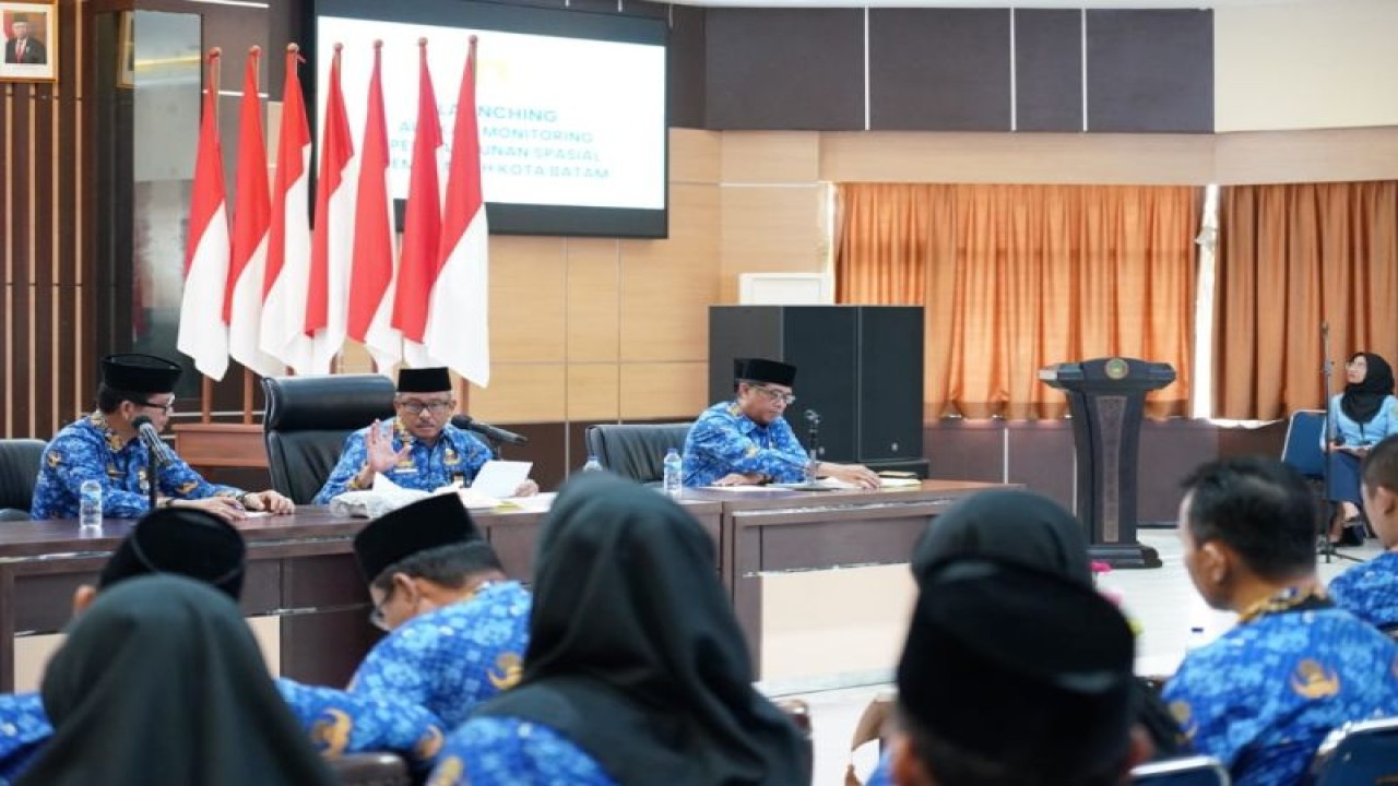 Sekretaris Daerah Kota Batam, Jefridin Hamid (tengah) melakukan Launching Aplikasi Monitoring Pembangunan Spasial Pemerintah Kota Batam di ruang di Aula Engku Hamidah Lantai IV kantor Walikota, Senin (17/07/2023). (ANTARA/HO-Pemkot Batam)