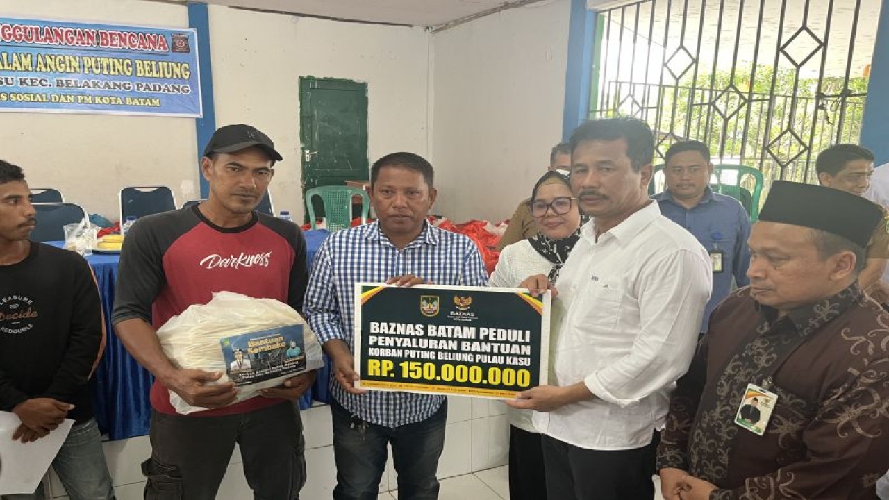 Pemkot Batam serahkan 389 paket sembako pada korban puting beliung di Pulau Kasu, (3/7/2023). (ANTARA/Jessica)