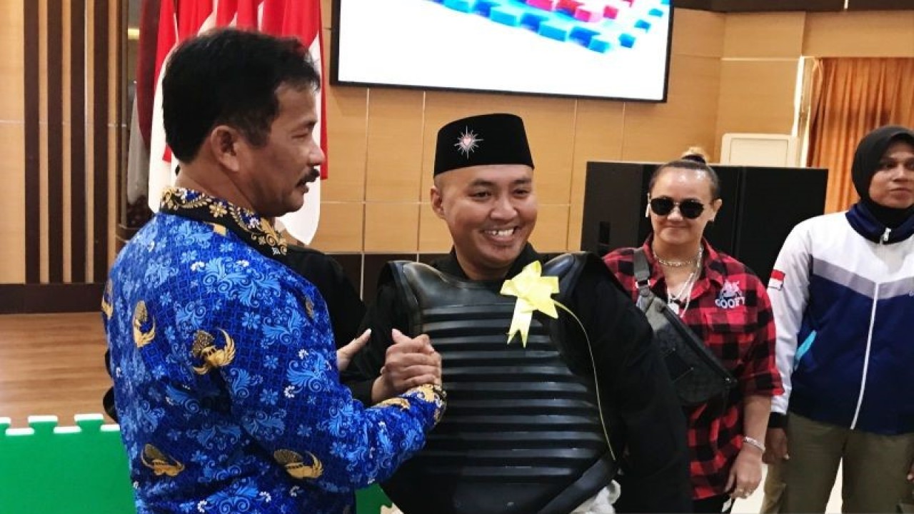 Wali Kota Batam, Muhammad Rudi menyerahkan secara simbolis bantuan alat- alat olahraga kepada perwakilan masyarakat Kota Batam dan pengurus cabang olahraga di Lantai 4 Kantor Wali Kota Batam, Senin (17/7/2023). (ANTARA/Jessica)