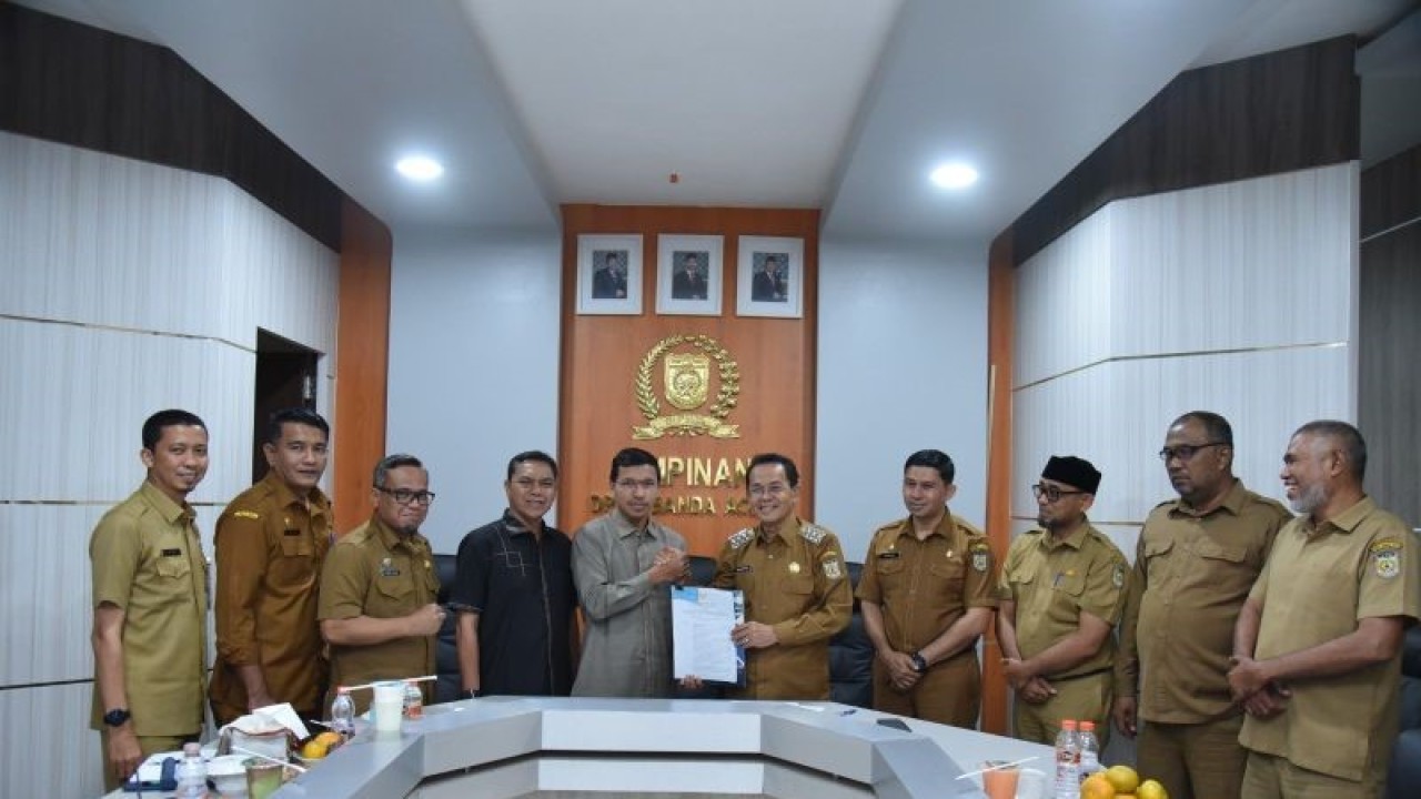 Pj Wali Kota Banda Aceh Amiruddin bersama Ketua DPRK Banda Aceh Farid Nyak Umar saat memperlihatkan dokumen kesepakatan penyelesaian utang daerah, di Banda Aceh, Selasa (25/7/2023) (ANTARA/HO/Humas Pemko Banda Aceh)