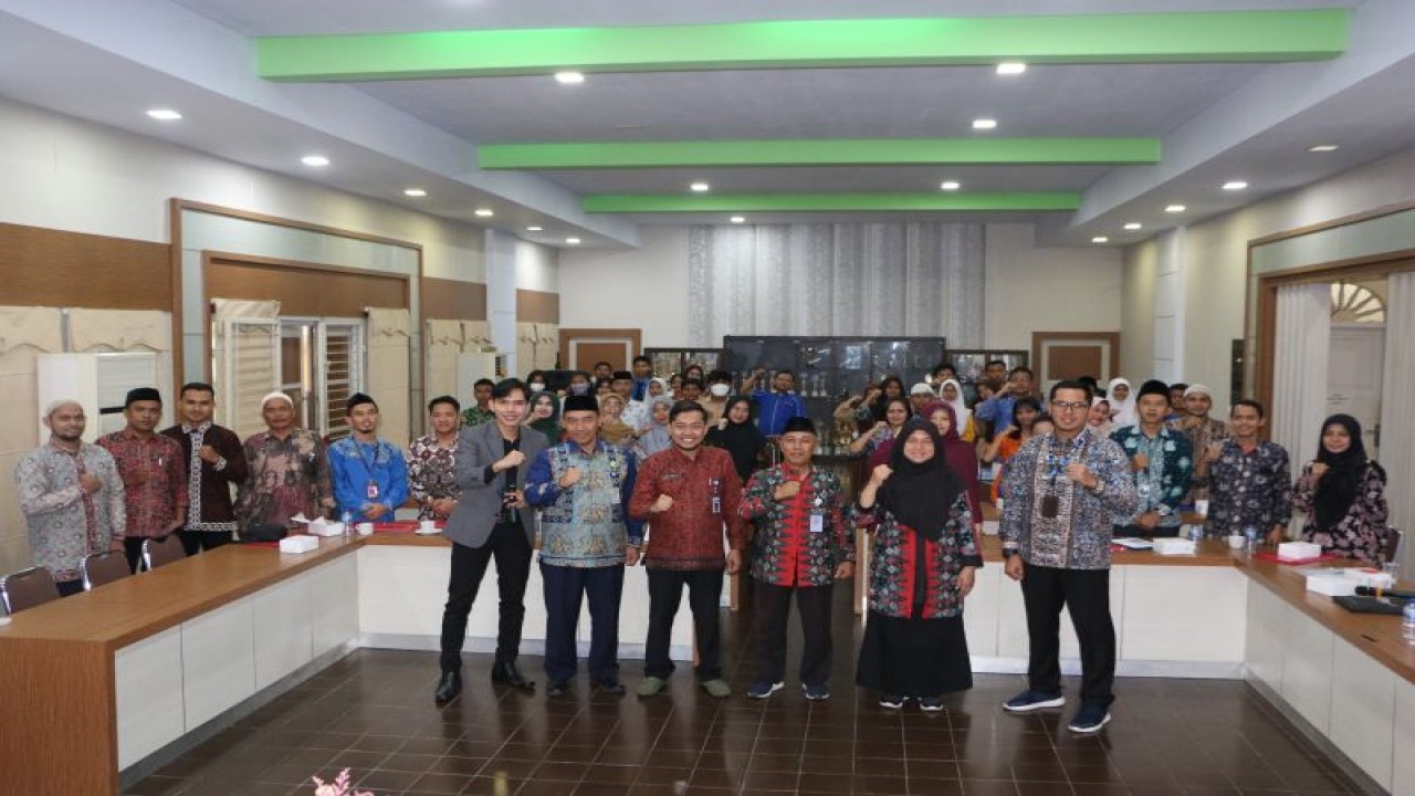 Pemkot Jambi memberikan penyuluhan mengenai Undang-Undang ITE kepada para pelajar dan tenaga pendidik, Jumat (21/7/2023). (ANTARA/HO-Diskominfo Kota Jambi)
