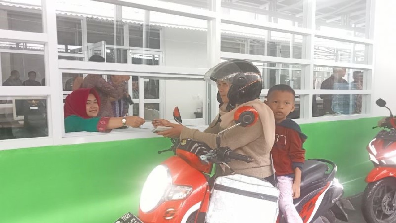 Warga Kota Jambi saat melakukan kepengurusan kependudukan melalui layanan tanpa turun di disdukcapil, Kamis (20/7/2023). (ANTARA/Tuyani)