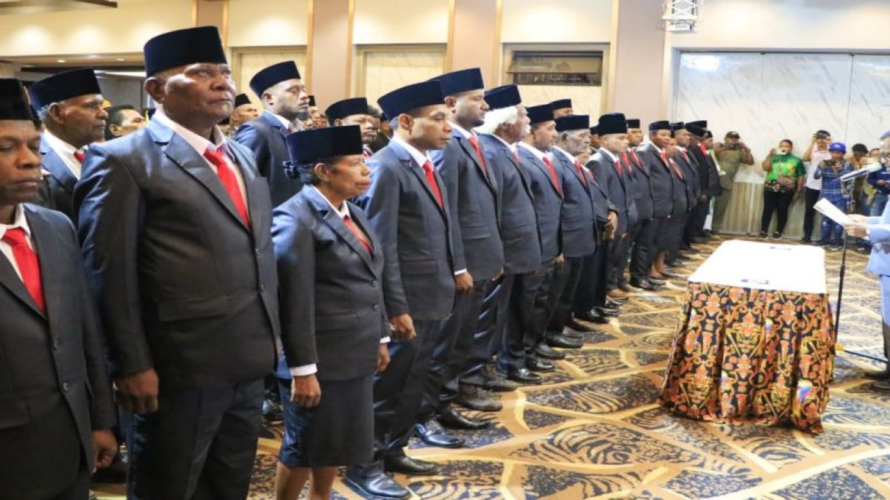 Penjabat Wali Kota Jayapura, Provinsi Papua, Frans Pekey saat melantik Bamuskam di Jayapura, Selasa (4/7/2023) (FOTO ANTARA/HO-Humas Pemkot Jayapura)