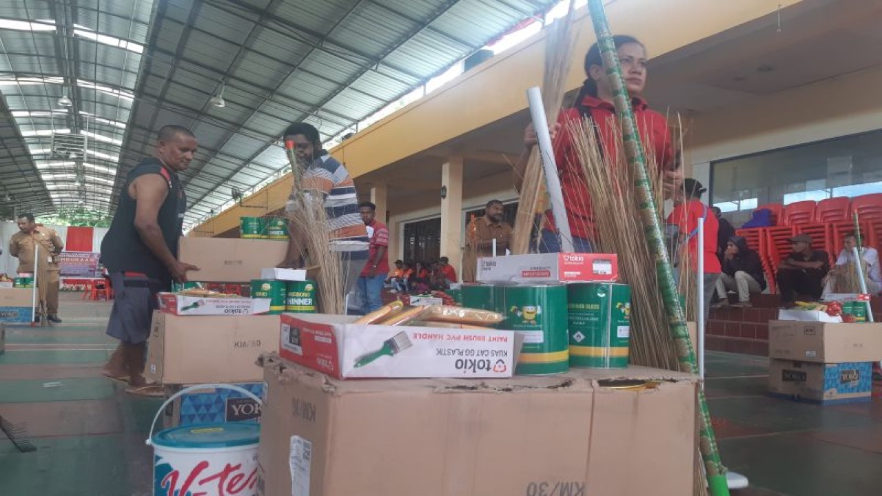 Para pekerja program padat karya saat mengambil peralatan kerja yang telah dibagikan Dinas Tenaga Kerja Kota Jayapura di Jayapura, Selasa (25/7/2023). (ANTARA/Ardiles Leloltery)