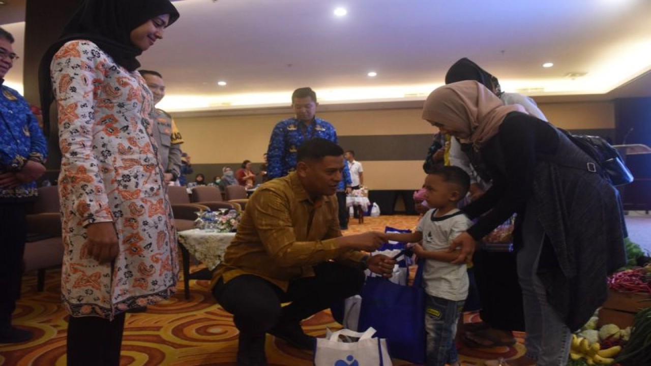 Wali Kota Kediri Abdullah Abu Bakar memberikan bantuan dalam Rembuk Stunting Tingkat Kota Kediri tahun 2023 di Kediri, Jawa Timur, Senin (17/7/2023). ANTARA/ HO-Pemkot Kediri