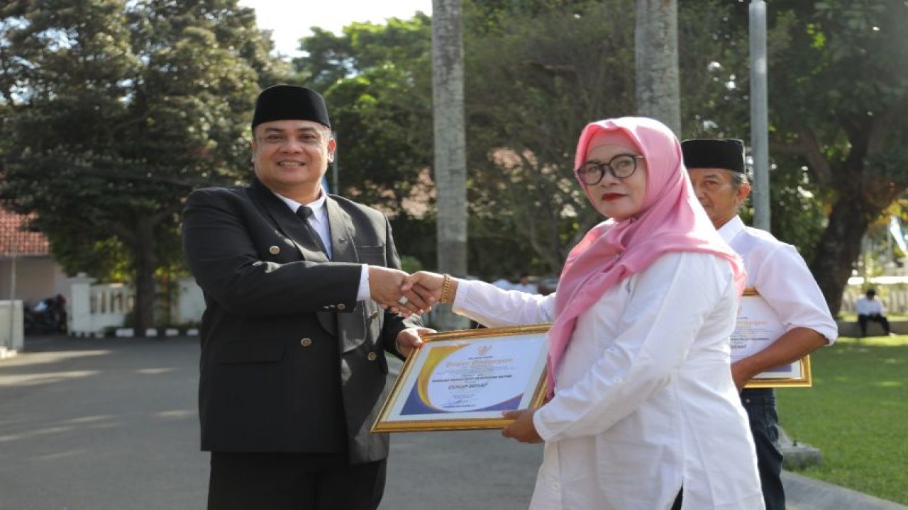 Kepala Dinas Koperasi, Usaha Mikro dan Tenaga Kerja (Dinkop-UMTK) Kota Kediri Bambang Priambodo dalam peringatan Hari Koperasi Nasional (Harkopnas) ke-76 tahun 2023 di Balai Kota Kediri, Jawa Timur, Rabu (12/7/2023). ANTARA/ HO-Pemkot Kediri