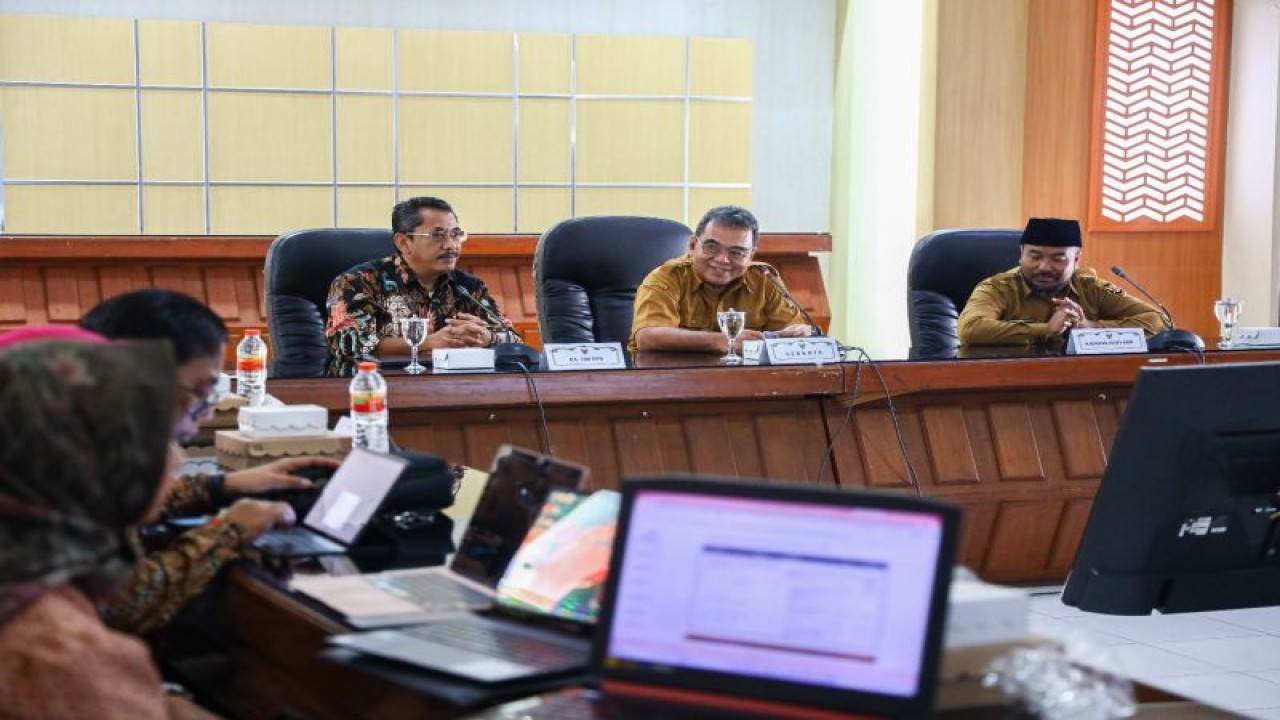 Sekretaris Daerah Kota Kediri Bagus Alit dengan Direktur Pendidikan Profesi Guru Kementerian Pendidikan, Kebudayaan, Riset, dan Teknologi (Kemdikbudristek) Temu Ismail (baju batik) di Kediri, Jawa Timur. (ANTARA/ HO-Pemkot Kediri)