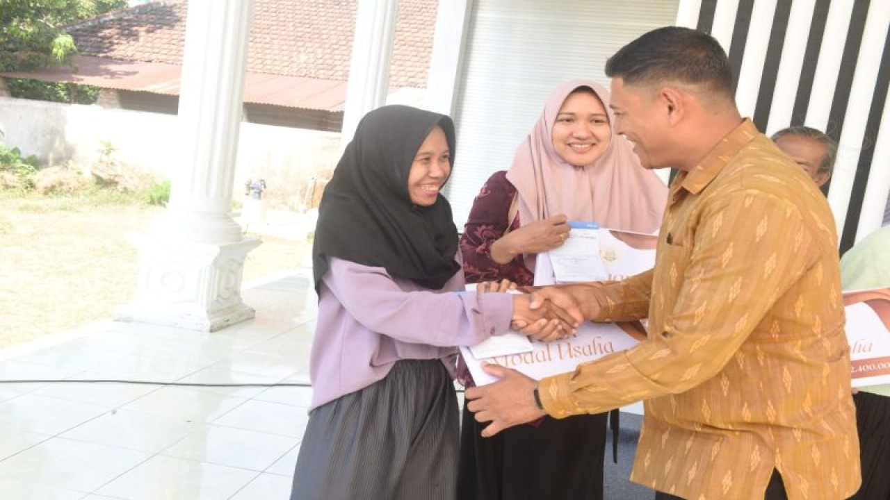 Wali Kota Kediri Abdullah Abu Bakar menyerahkan bantuan modal usaha untuk penerima di Kota Kediri, Jawa Timur, Senin (17/7/2023). ANTARA/HO-Pemkot Kediri