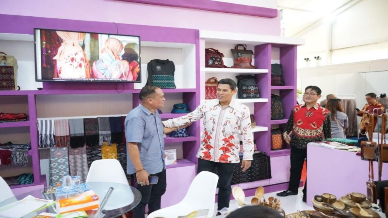 Wali Kota Kediri Abdullah Abu Bakar mengunjungi booth Kota Kediri dalam Indonesia City Expo (ICE) 2023 yang digelar dalam rangka Rakernas Apeksi XVI, di Center Point of Indonesia (CPI) Makassar. ANTARA/ HO-Pemkot Kediri