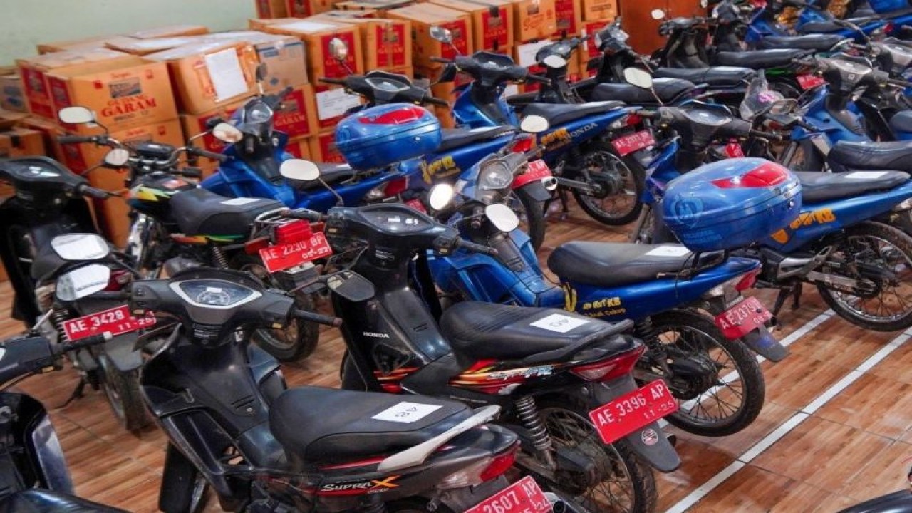 Puluhan kendaraan dinas aset Pemkot Madiun yang dilelang untuk penghapusan barang milik daerah (BMD) dan meminimalisasi pos pembiayaan perawatan kendaraan di organisasi perangkat daerah (OPD).  ANTARA/HO-Diskominfo Kota Madiun