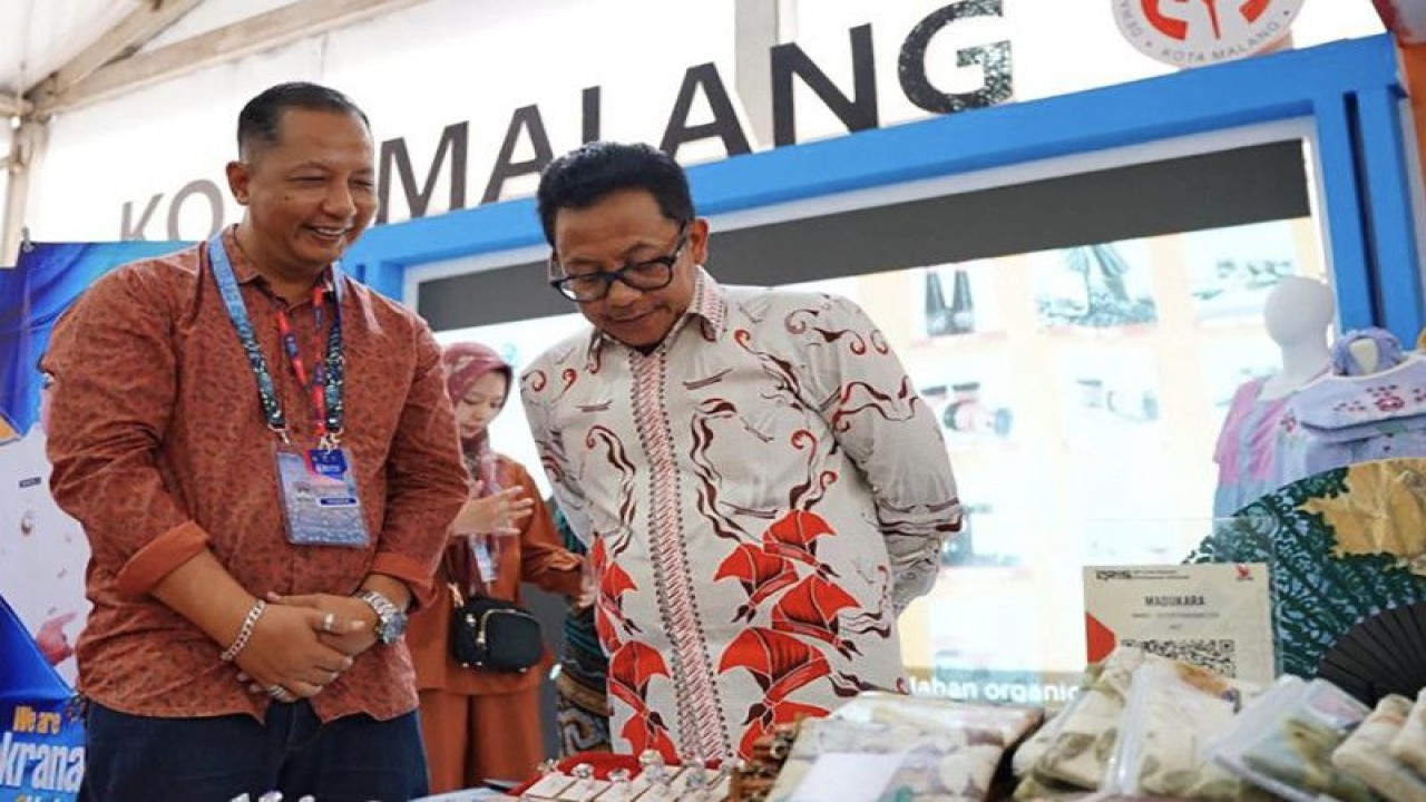 Wali Kota Malang Sutiaji (kanan) pada saat melihat salah satu produk buatan UMKM Kota Malang pada pameran Indonesia City Expo (ICE) yang digelar di Anjungan City Point of Indonésia, Makassar, Sulawesi Selatan. (ANTARA/HO-Prokopim Setda Kota Malang)