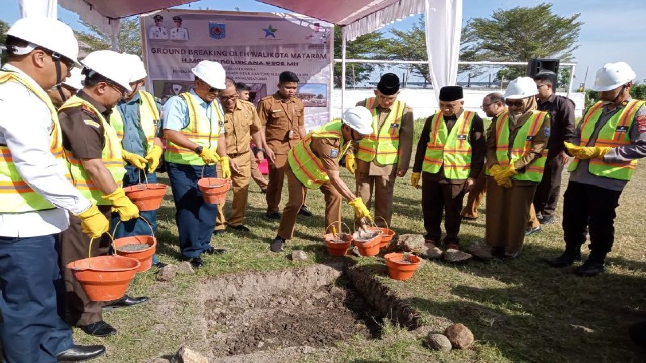 Dokumen: kegiatan peletakan batu pertama pembangunan gedung Kantor Dinas Kearsipan dan Perpustakaan Kota Mataram Provinsi Nusa Tenggara Barat, Senin (12/6-2023). (ANTARA/Nirkomala)