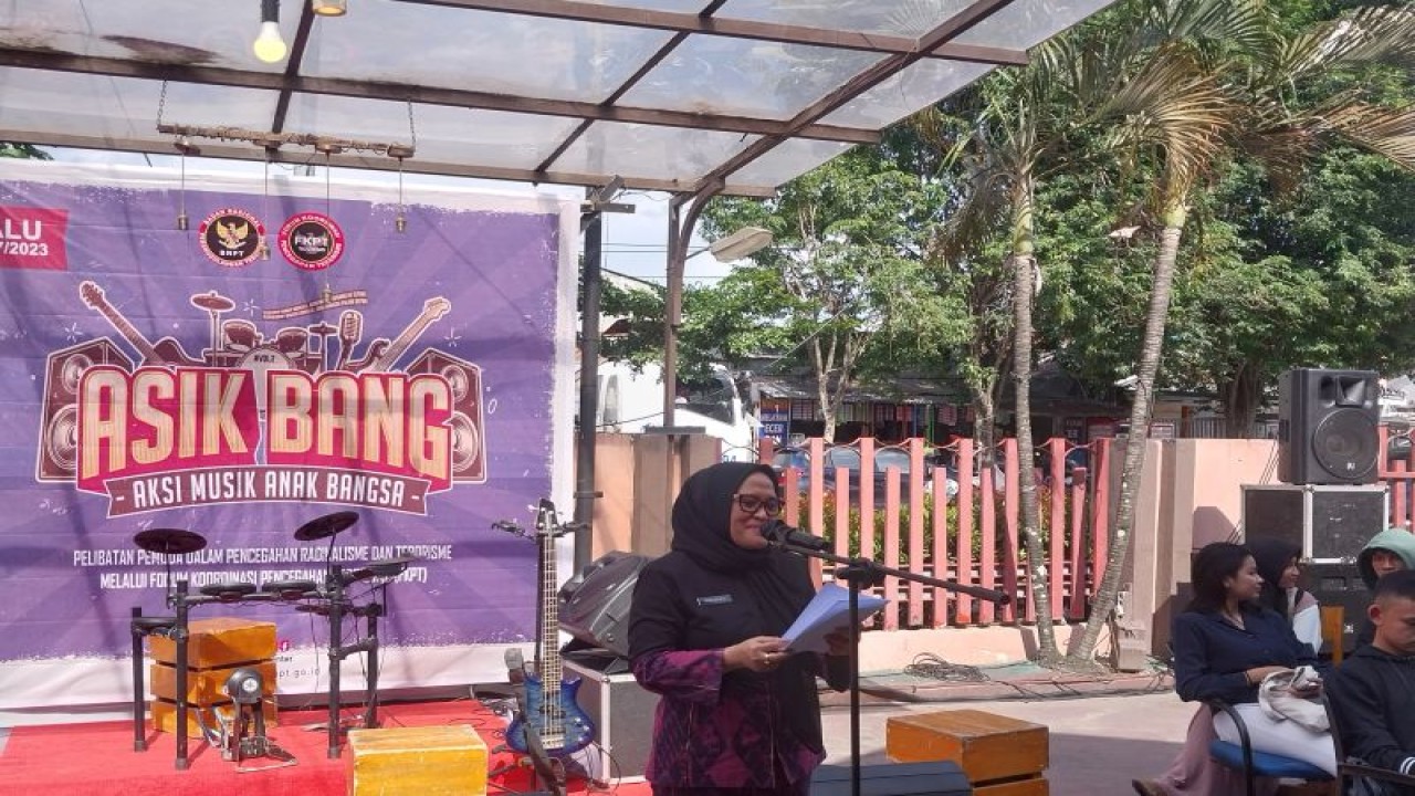 Sekretaris Daerah Kota Palu, Irmayanti Pettalolo saat menyampaikan sambutan pada seremonial pembukaan festival musik bertajuk Asik Bang 2023, di Palu, Jumat (21/7/2023) (ANTARA/Muhammad Hajiji)