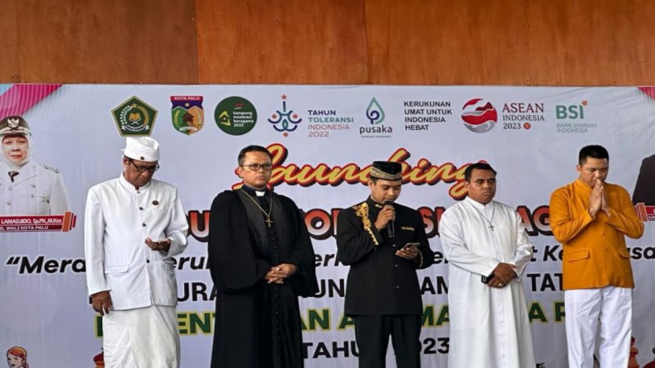 Tokoh agama di Palu membacakan ikrar merawat kerukunan antar umat beragama pada acara peluncuran dua kampung moderasi beragama di Kota Palu yang diinisiasi Kantor Kementerian Agama (Kemenag) Kota Palu, Rabu (26/7/2023). ANTARA/HO-Humas Pemkot Palu